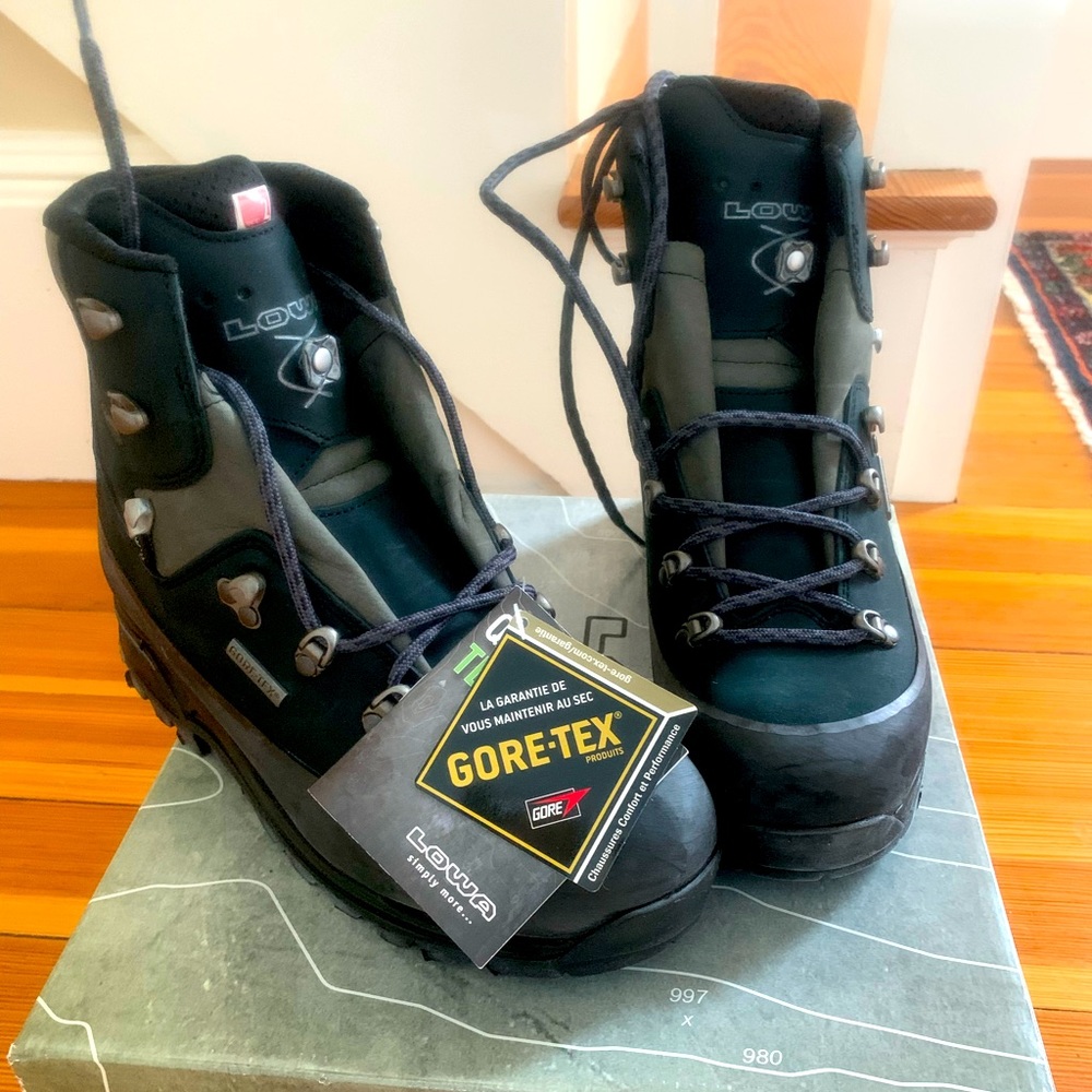 Brand new Lowa Tibet GTX hiking boots, W 7.5